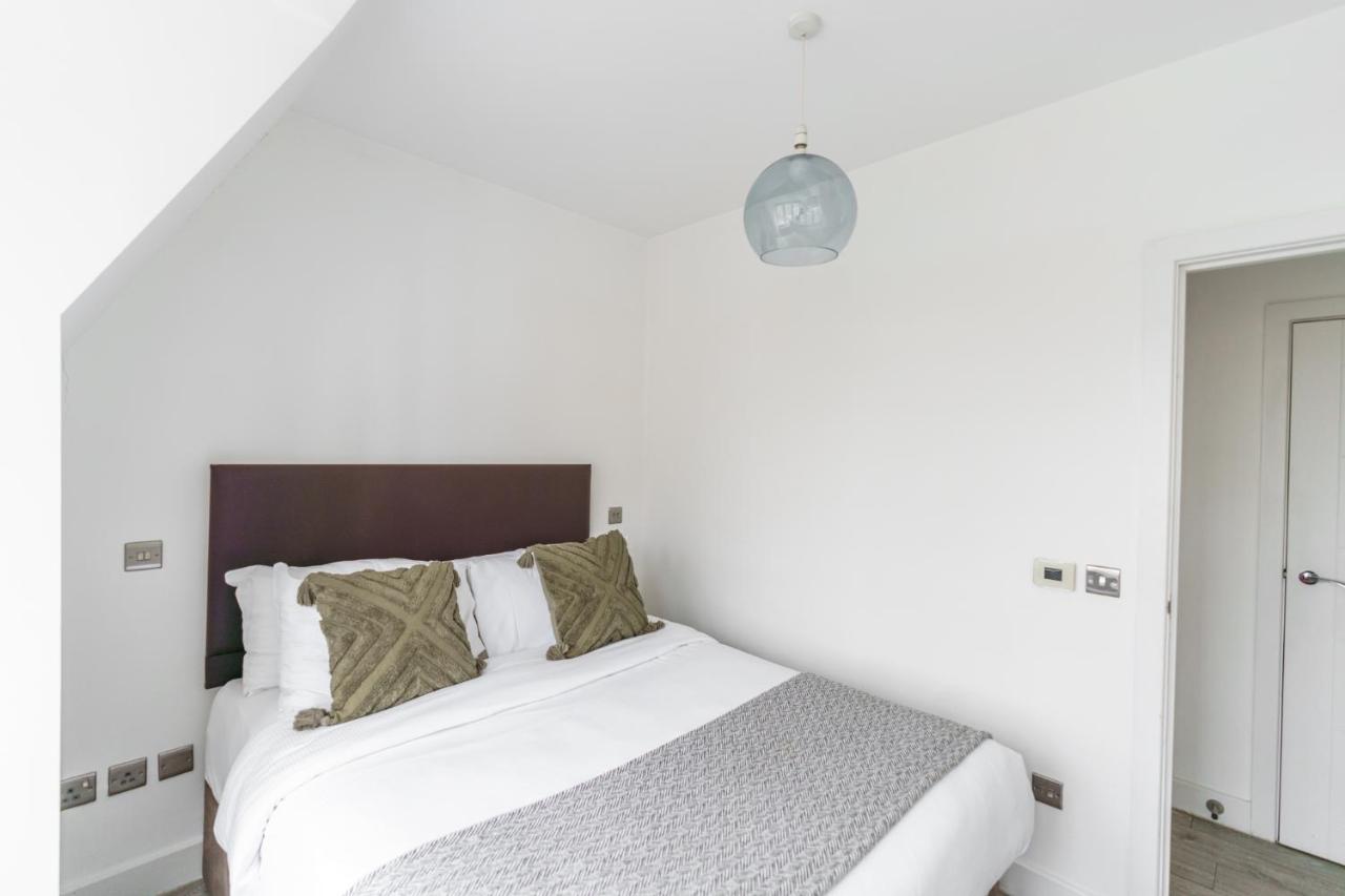 Top Floor Apartment High Street Kensington Londra Dış mekan fotoğraf